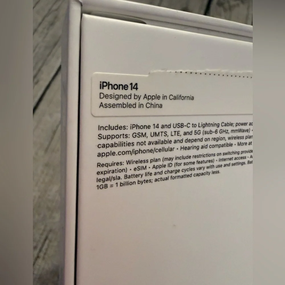 Apple iPhone 14 box
